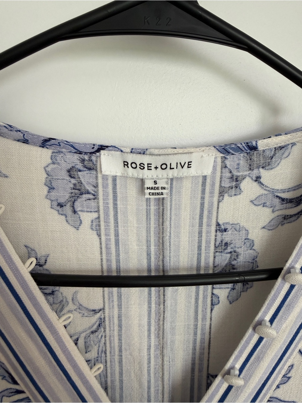 Rose & Olive Blue Floral V-Neck Button Front Women’s Cropped Top - Picture 3 of 4